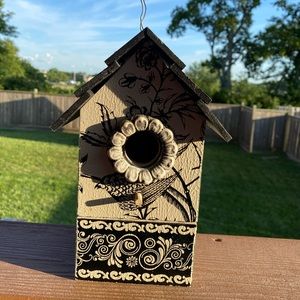 Unique and stunning bird house 🐦